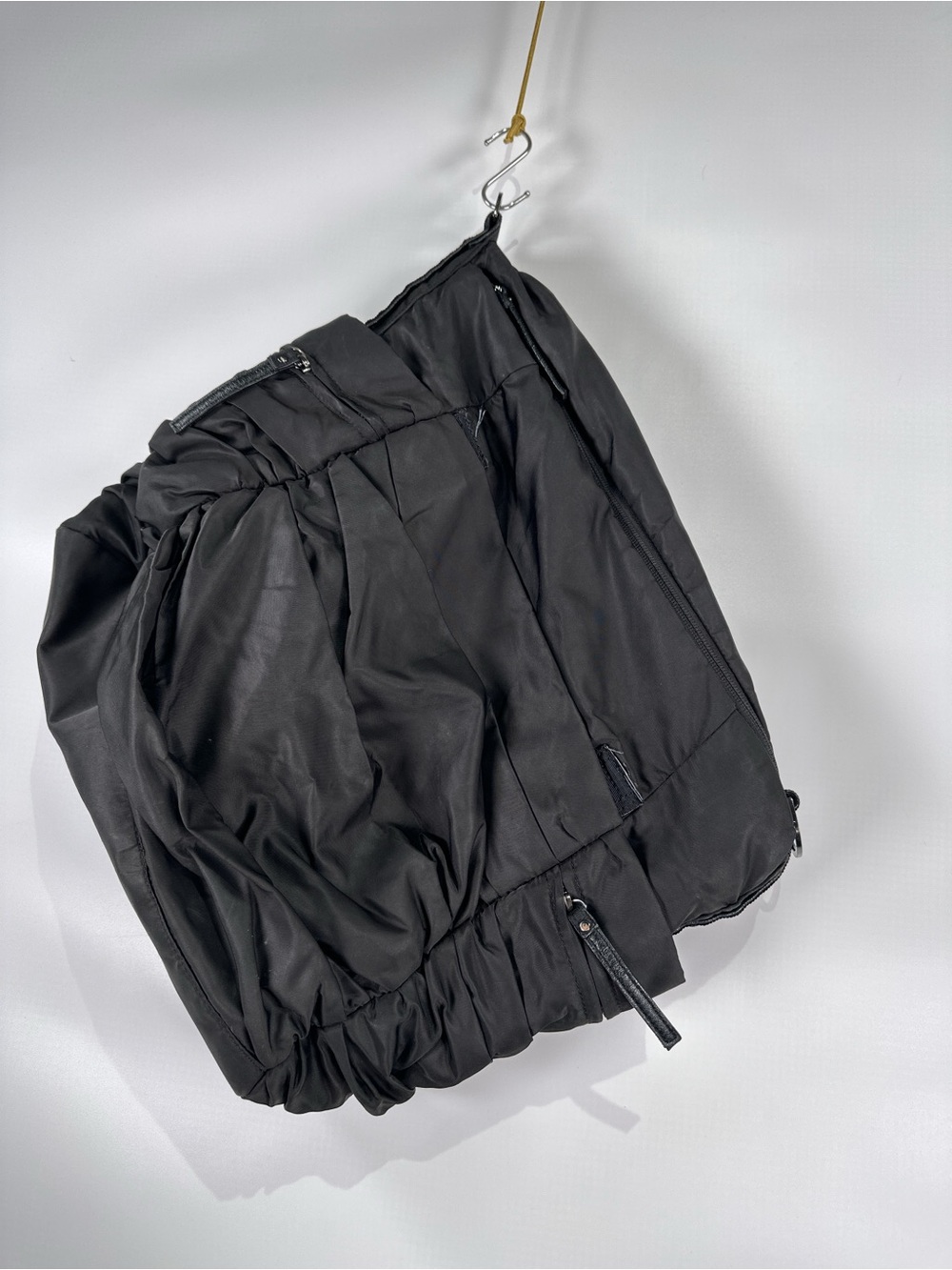 Lululemon Triumphant Tote Ruched Pleated Top Zip Nylon Black OS - Picture 4 of 13